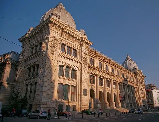 红红的日子红红的火展现了什么精神